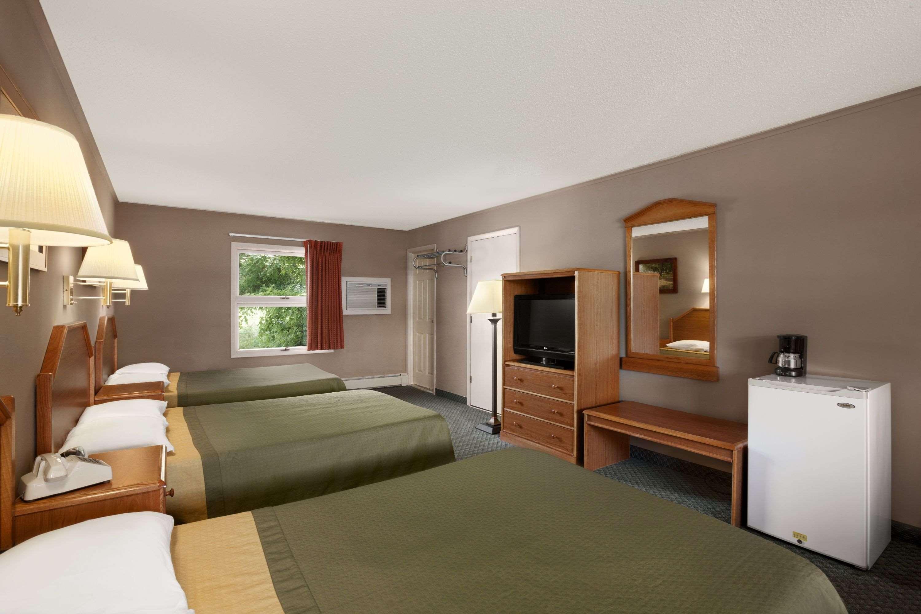 Hotel Super 8 By Wyndham Lake George/Downtown Extérieur photo